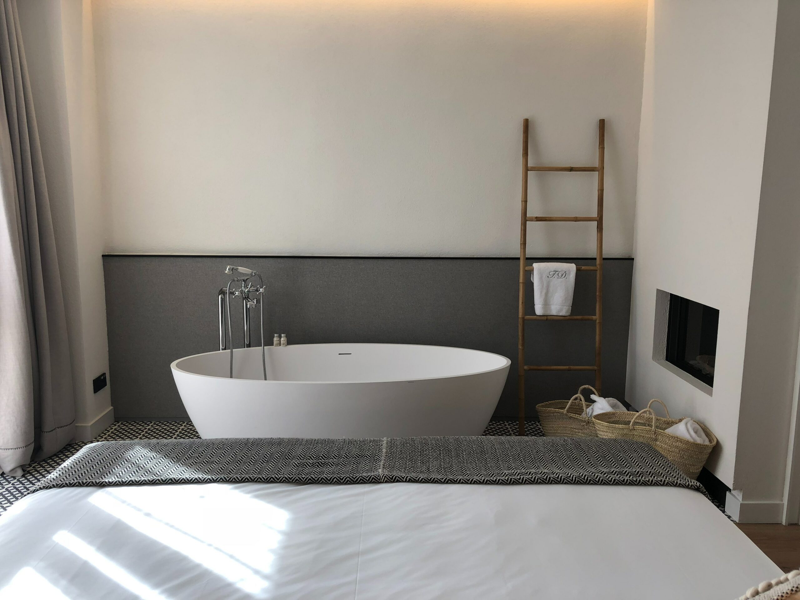 L'alliance parfaite de l'élégance et de la technologie : le miroir TV pour votre salle de bain
